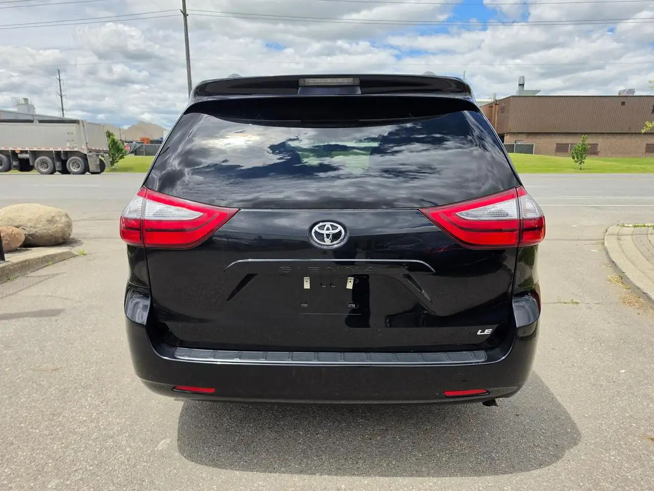 Toyota Sienna photo Toyota Sienna