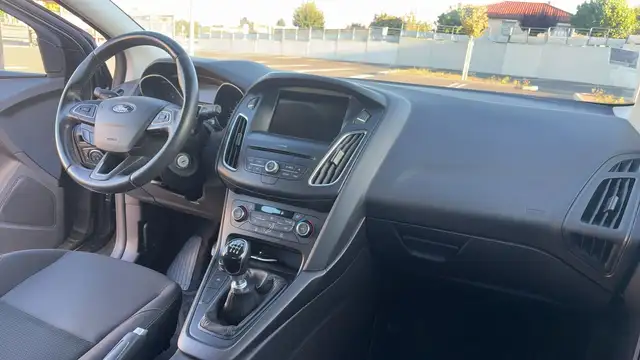 Ford Focus view 10