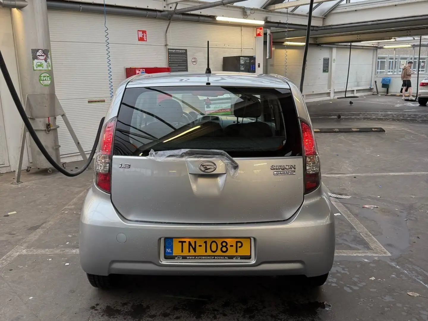 Daihatsu Sirion 1.3-16V Comfort Plateado - 2
