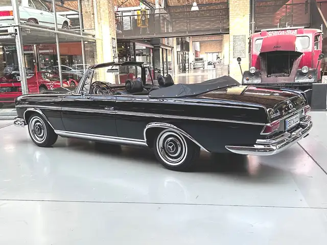 Mercedes-Benz 220 view 9