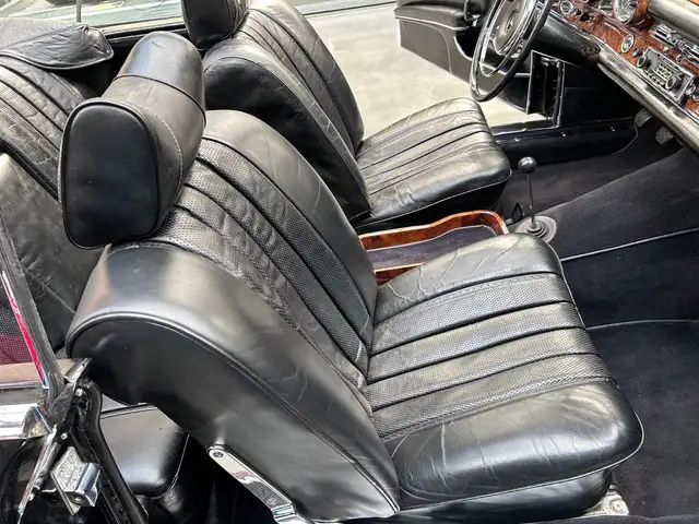 Mercedes-Benz 220 view 13