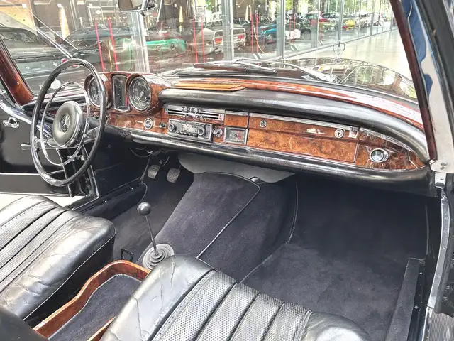 Mercedes-Benz 220 view 11