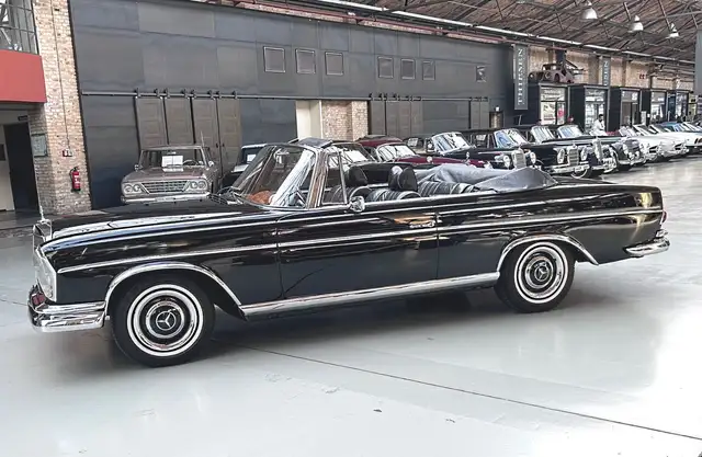 Mercedes-Benz 220 view 8