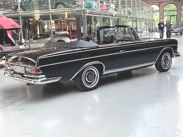Mercedes-Benz 220 view 4