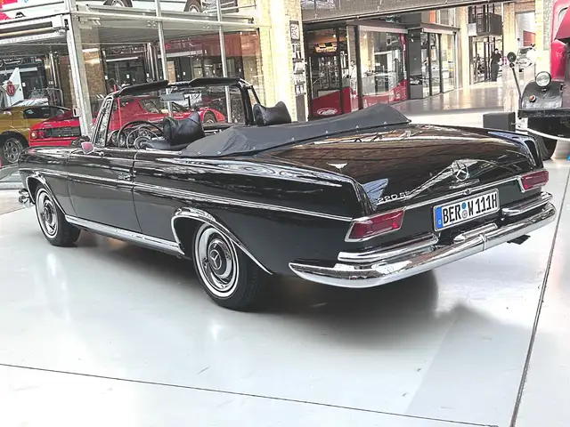 Mercedes-Benz 220 view 10