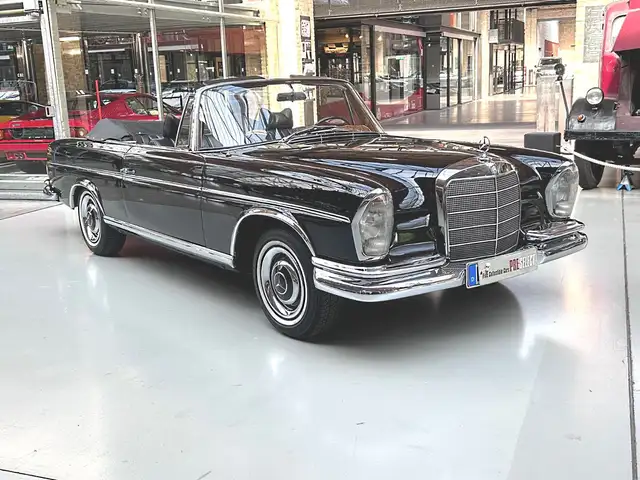 Mercedes-Benz 220 view 2