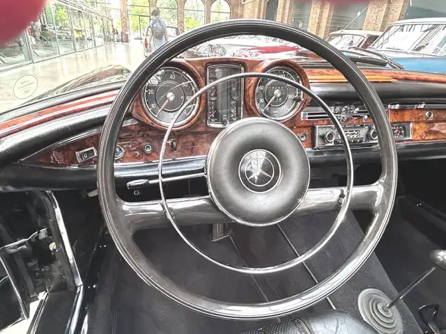 Mercedes-Benz 220 view 12