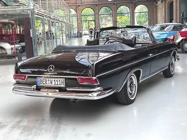 Mercedes-Benz 220 view 6