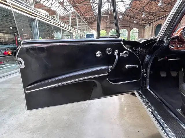 Mercedes-Benz 220 view 15