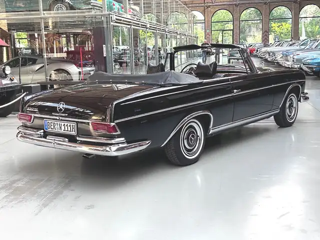 Mercedes-Benz 220 view 5
