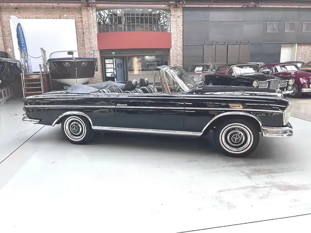 Mercedes-Benz 220 view 3