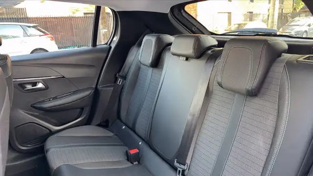 Peugeot 208 view 9