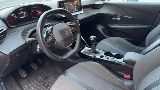 Peugeot 208 view 8