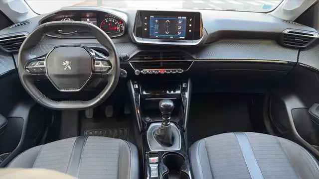 Peugeot 208 view 11
