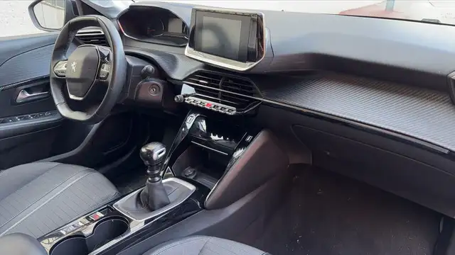 Peugeot 208 view 10