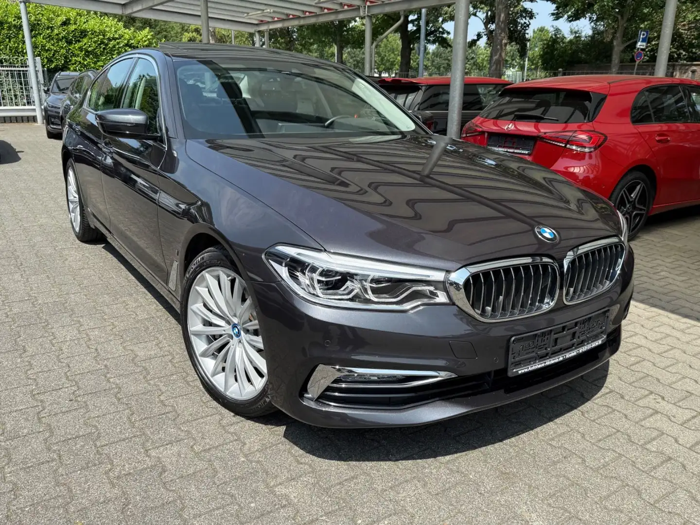 BMW 530 e Lim. Luxury Line|LEDER|NAVI|GSD|LED|1.HAND| Grau - 1