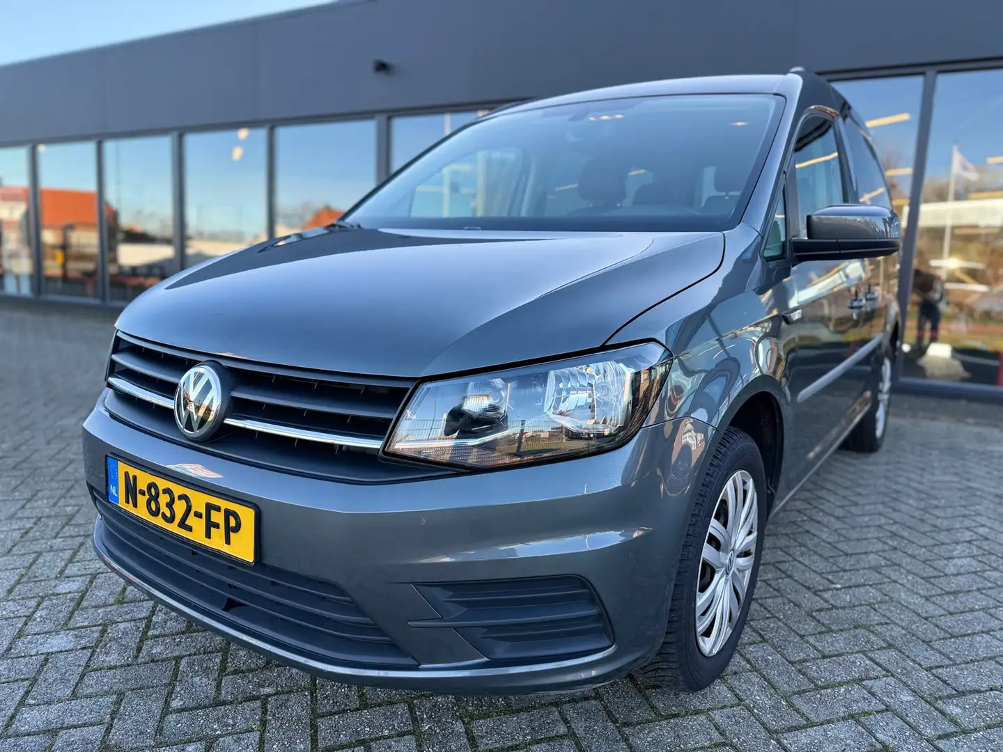 Volkswagen Caddy 1.0 TSI Comfortline Grau - 1