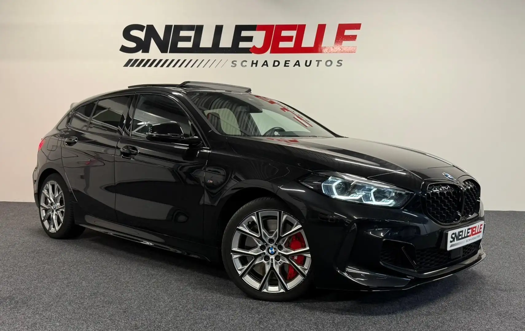 BMW 135 1-serie M135i xDrive Edition |pano|lane assist|acc Zwart - 1
