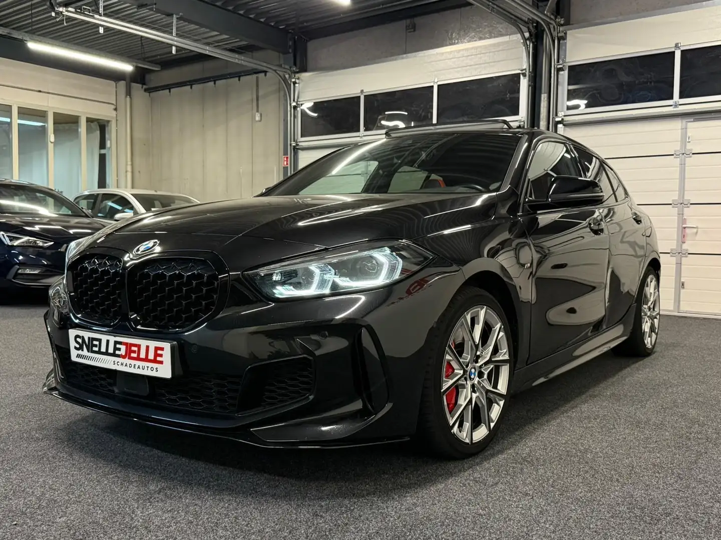 BMW 135 1-serie M135i xDrive Edition |pano|lane assist|acc Zwart - 2