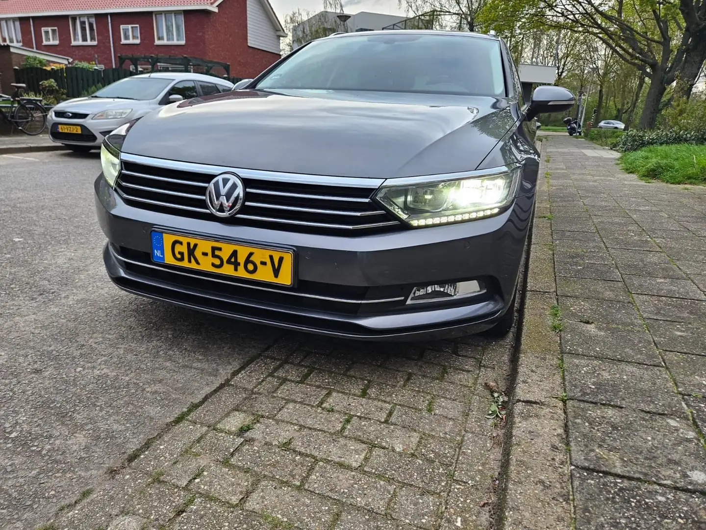 Volkswagen Passat 1.6 TDI Business Edition Grijs - 1
