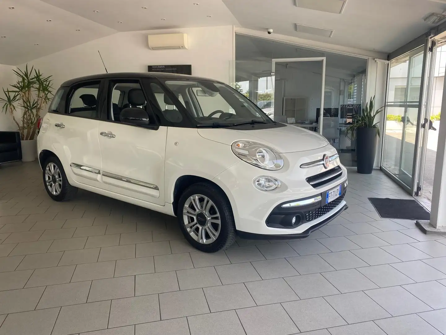 Fiat 500L 1.3 mjt Lounge 95cv Blanc - 1