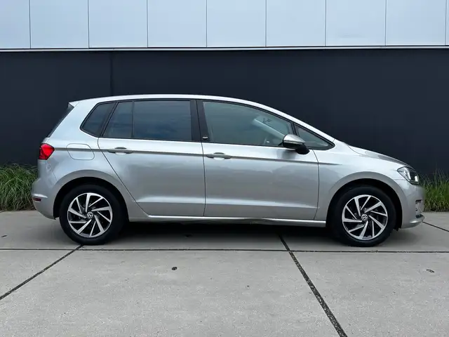 Volkswagen Golf view 2