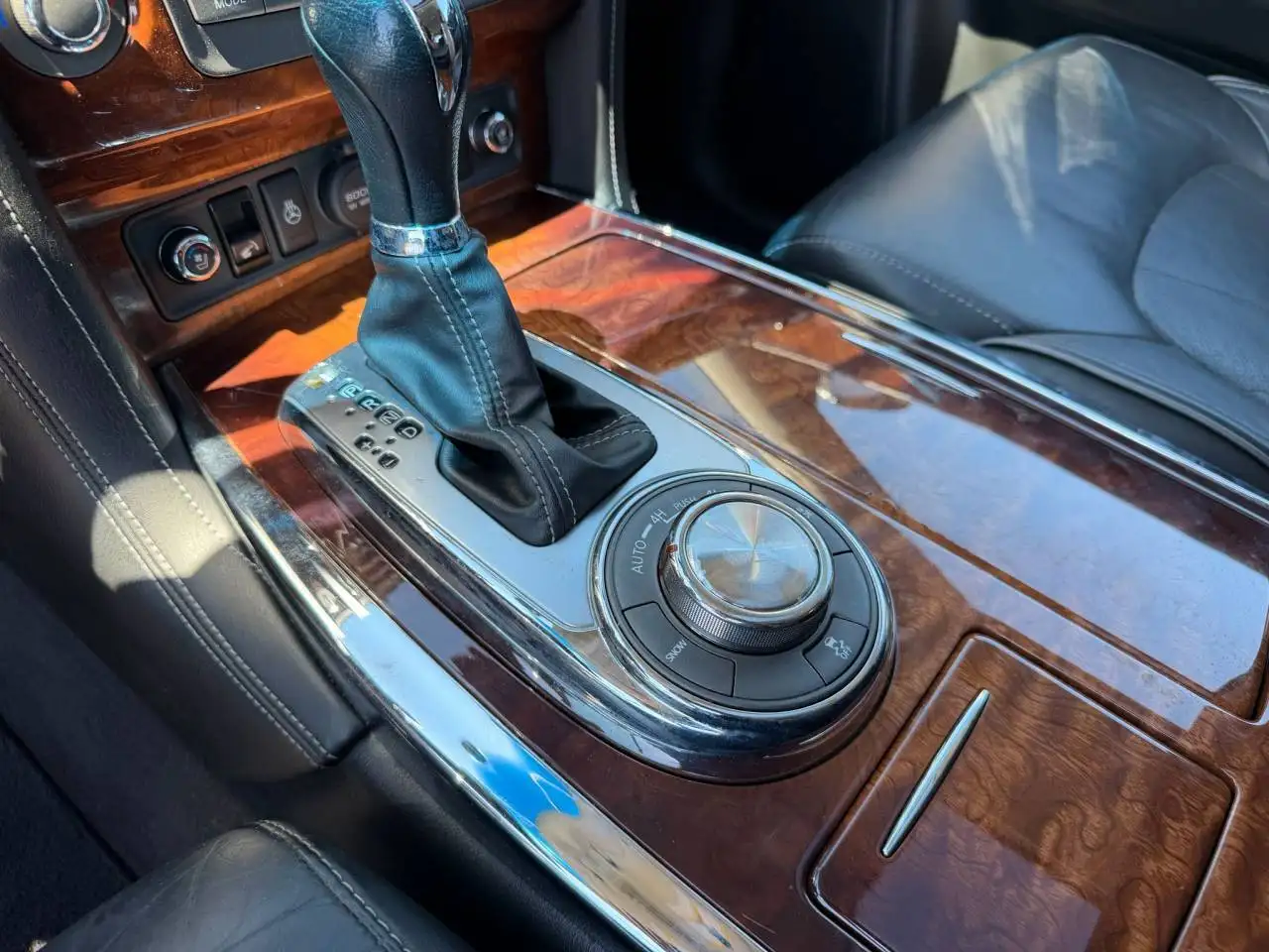 Infiniti QX80 photo Infiniti QX80