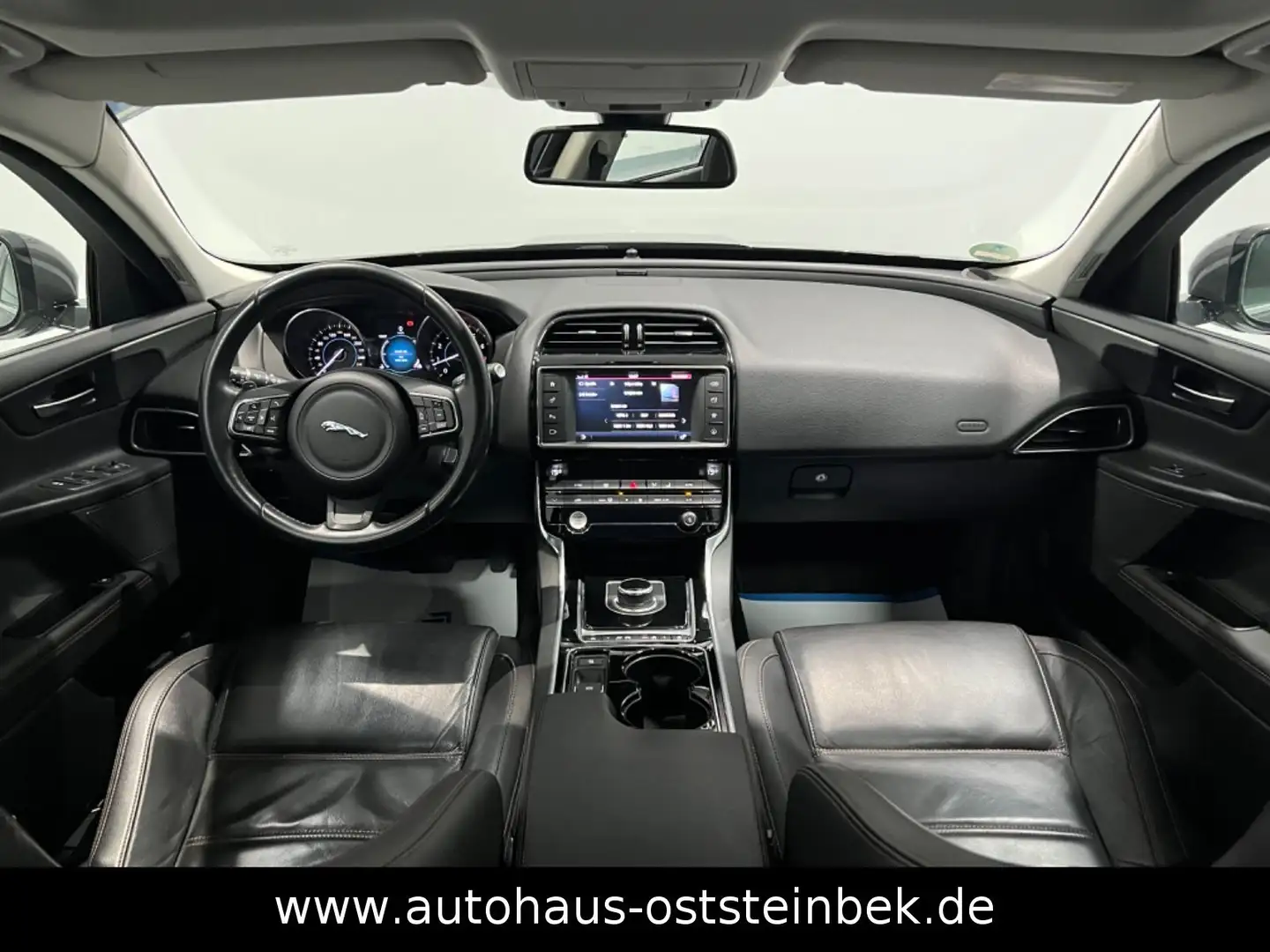Jaguar XE PRESTIGE/XENON/LEDER/KAMERA/NAVI/AHK/1-HAND/ Grau - 2