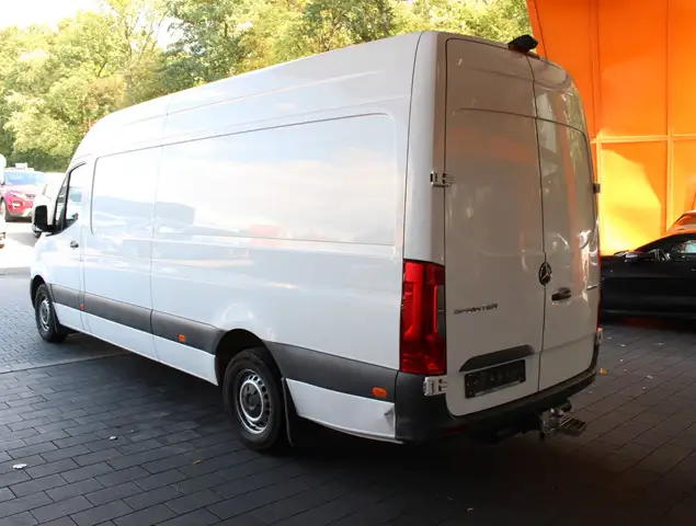 Mercedes-Benz Sprinter view 3