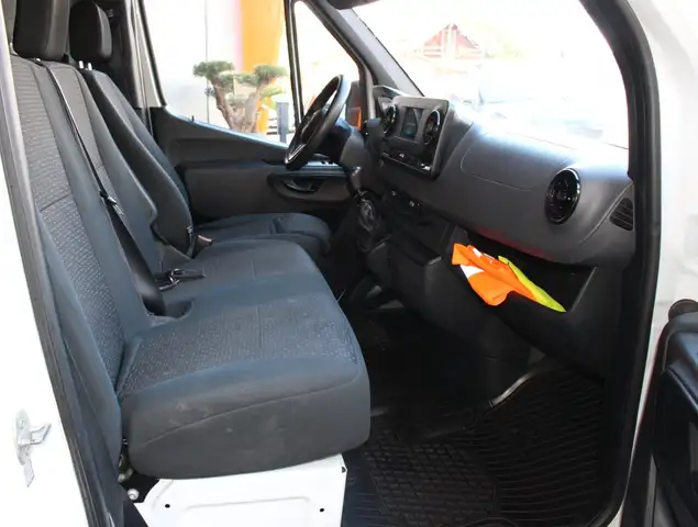 Mercedes-Benz Sprinter view 7
