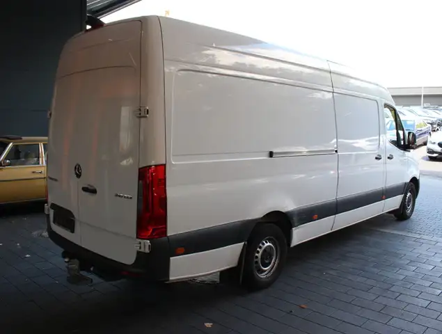 Mercedes-Benz Sprinter view 4