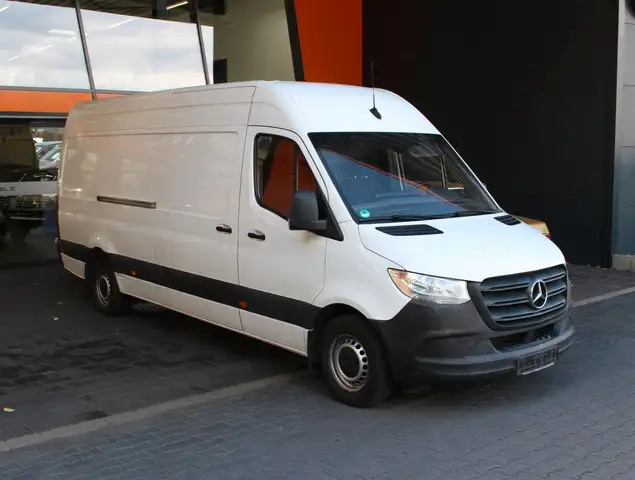 Mercedes-Benz Sprinter view 2