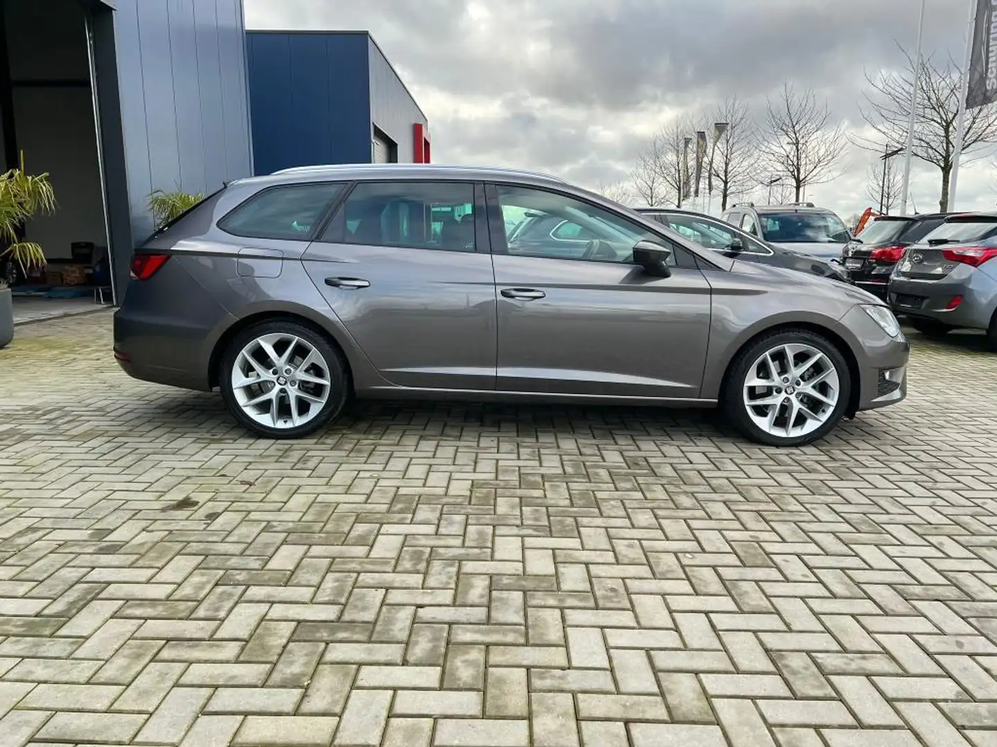 SEAT Leon ST 1.8 TSI FR / 180PK / AUTOMAAT / NAVIGATIE / CRU Grijs - 2