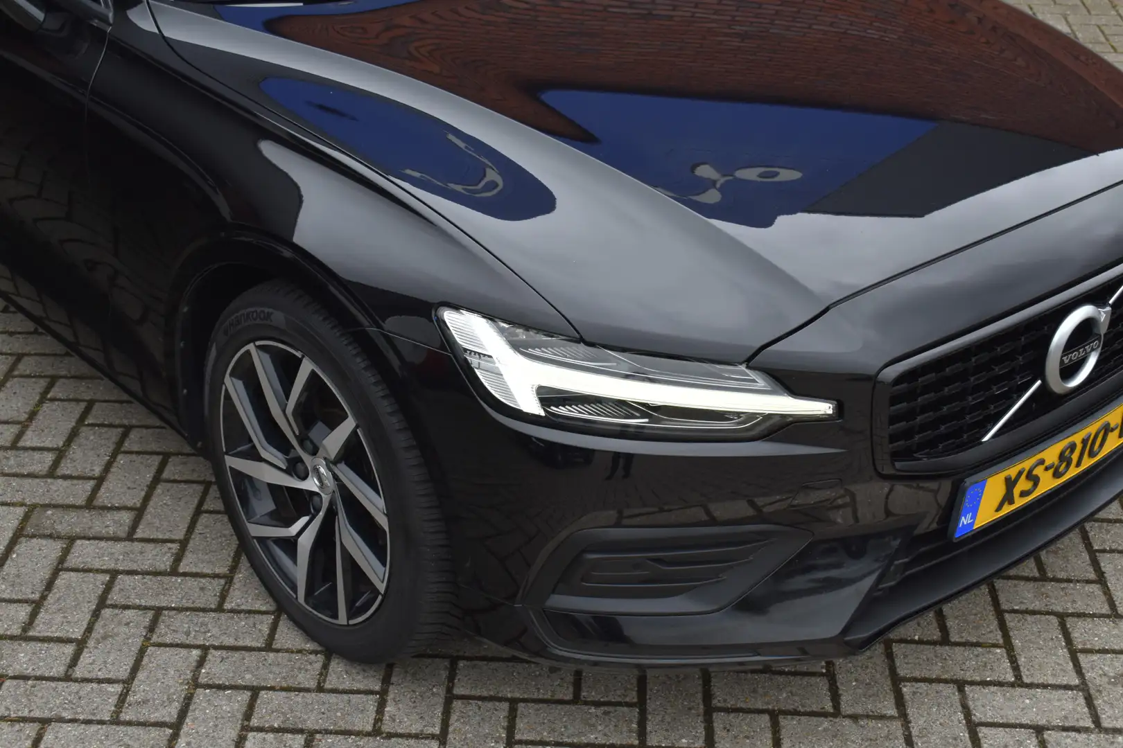 Volvo V60 T5 250PK Automaat Momentum | BLIS | DAB | Parkeerc Zwart - 2