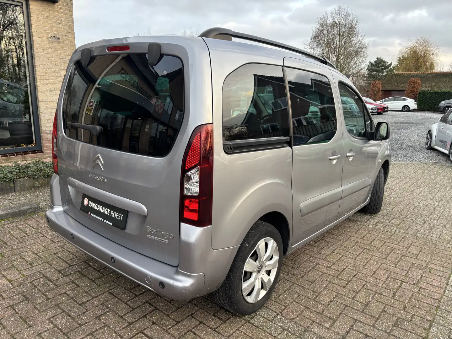 Citroen Berlingo 1.2 Feel 5-Persoons Navigatie / Camera / Cruise co Grijs - 2