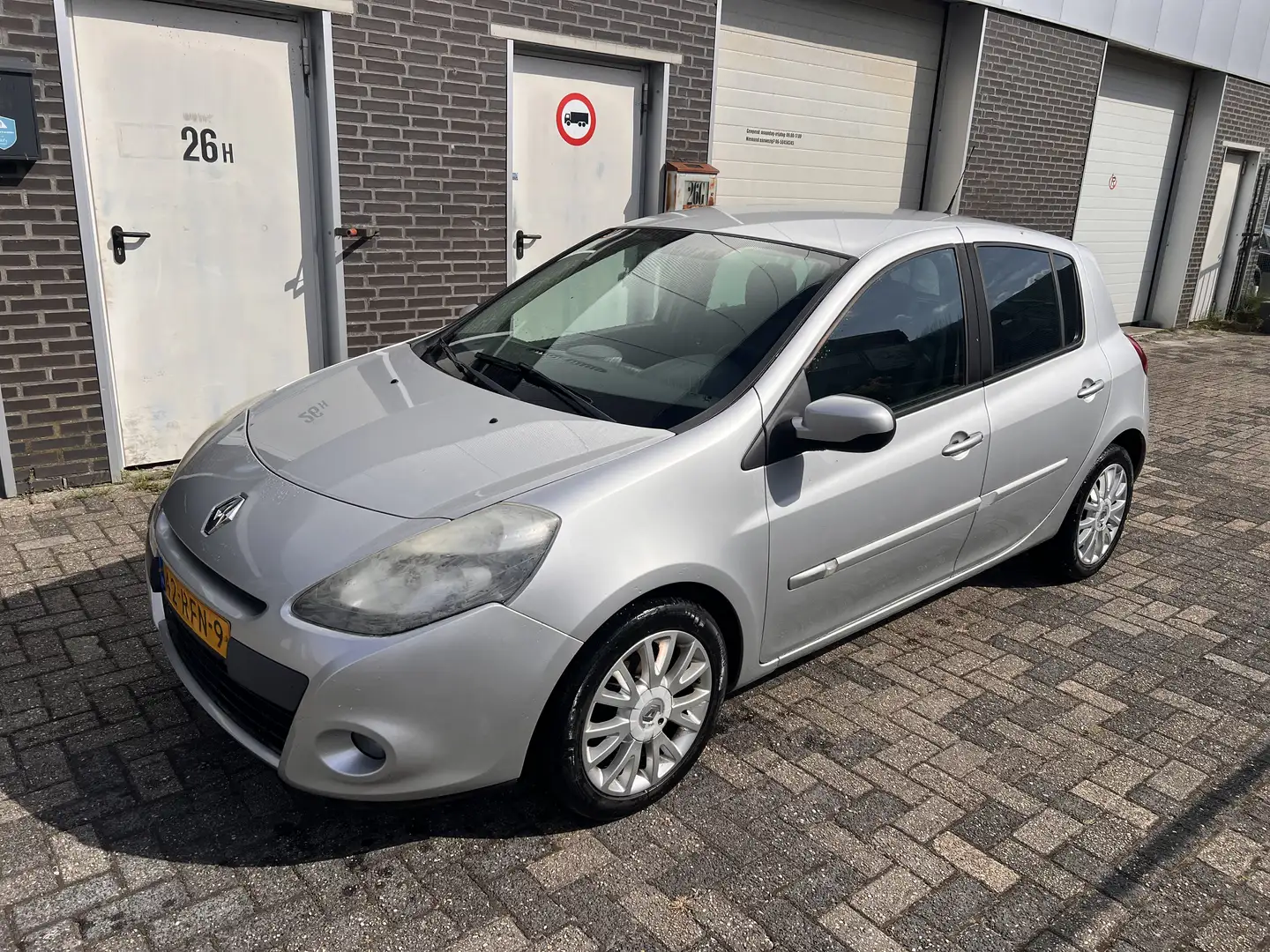 Renault Clio 1.2 TCe Authentique, Airco, Elektrische ramen Šedá - 1