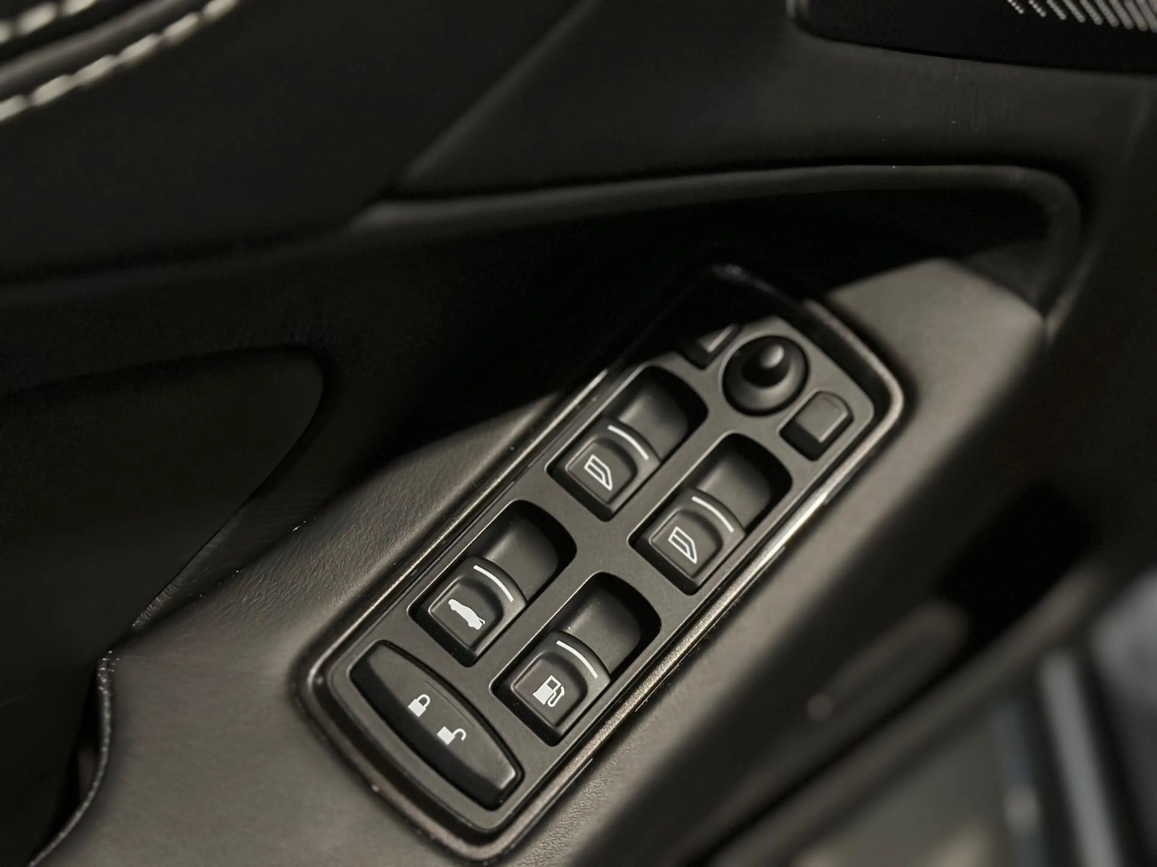 Aston Martin Vanquish V12 *Skyfall Silver,B&O,Carbon,Keramik* — photo 4