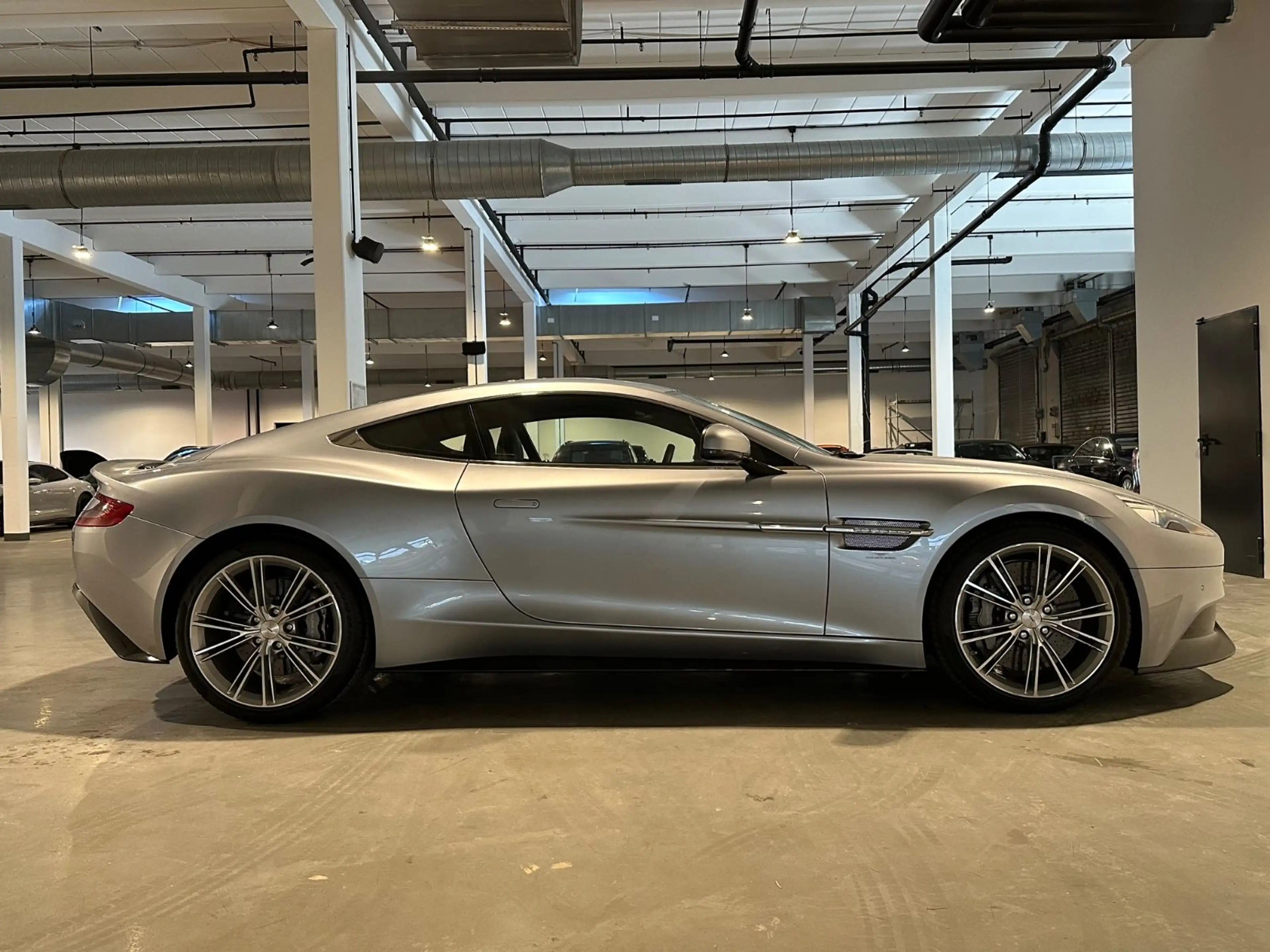 Aston Martin Vanquish V12 *Skyfall Silver,B&O,Carbon,Keramik* — photo 9