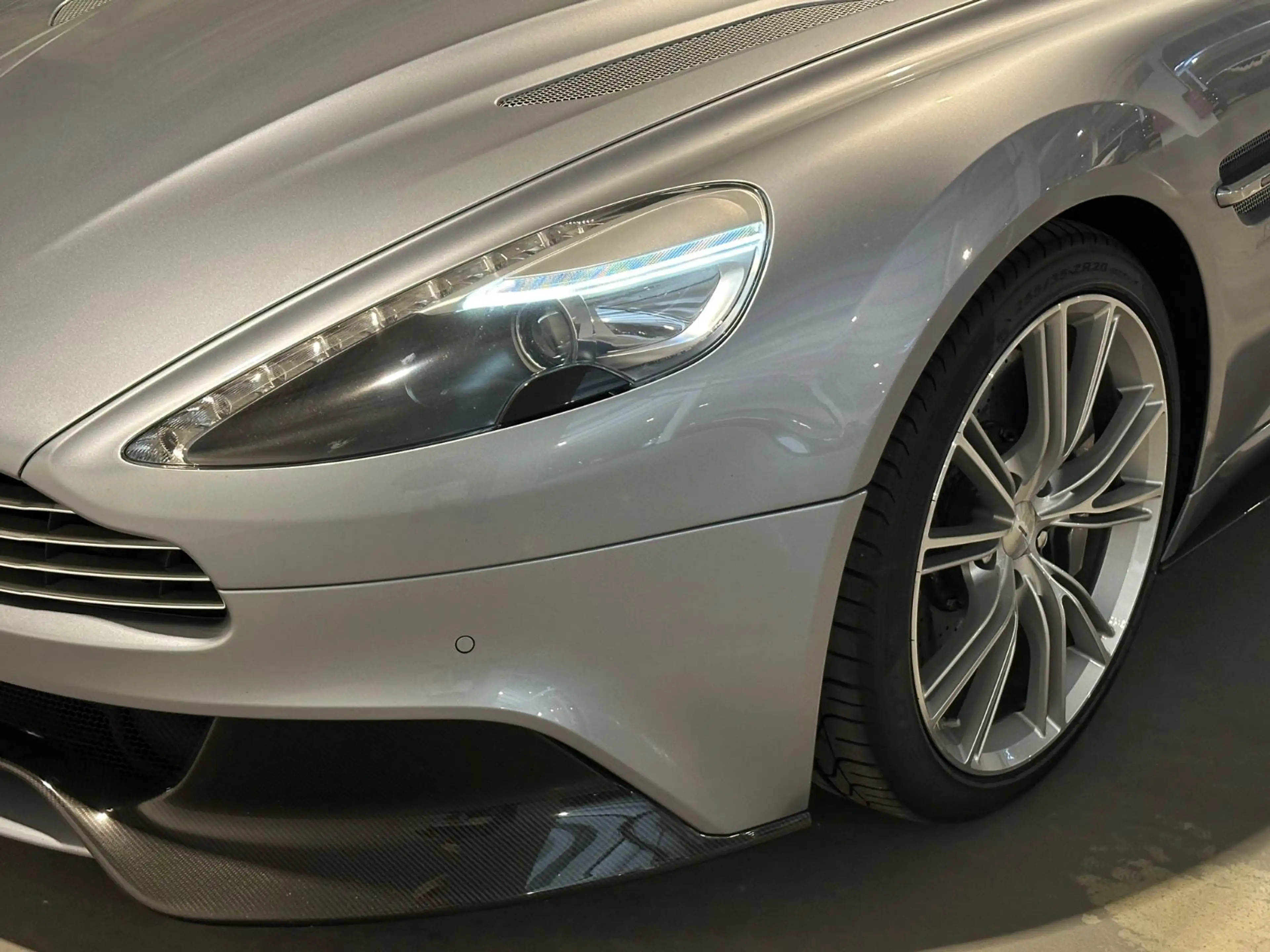 Aston Martin Vanquish V12 *Skyfall Silver,B&O,Carbon,Keramik* — photo 8
