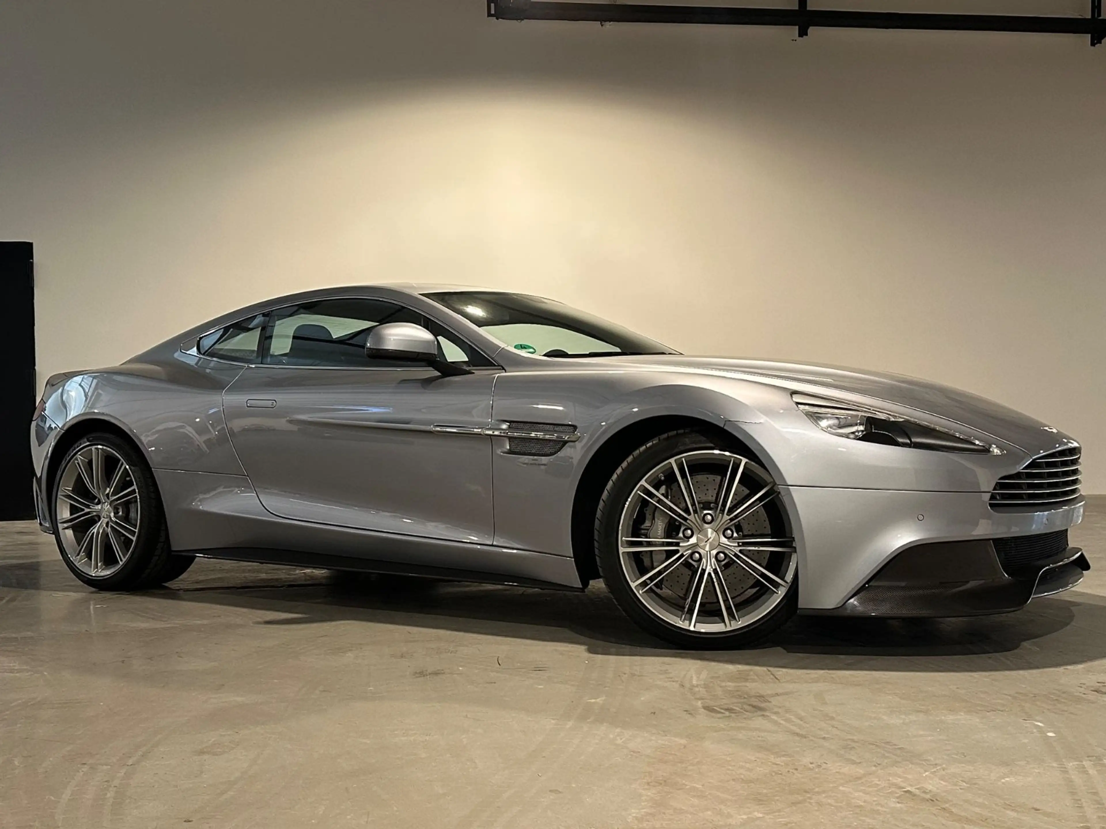 Aston Martin Vanquish V12 *Skyfall Silver,B&O,Carbon,Keramik* — photo 2
