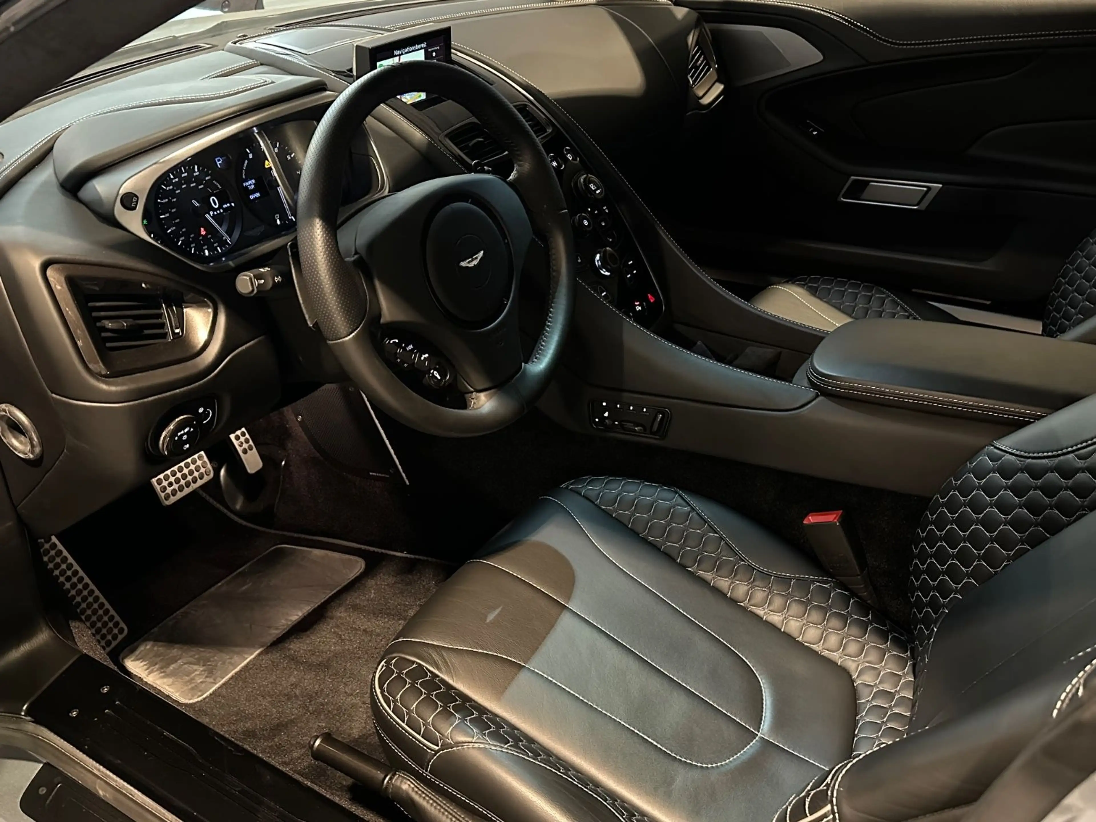 Aston Martin Vanquish V12 *Skyfall Silver,B&O,Carbon,Keramik* — photo 14