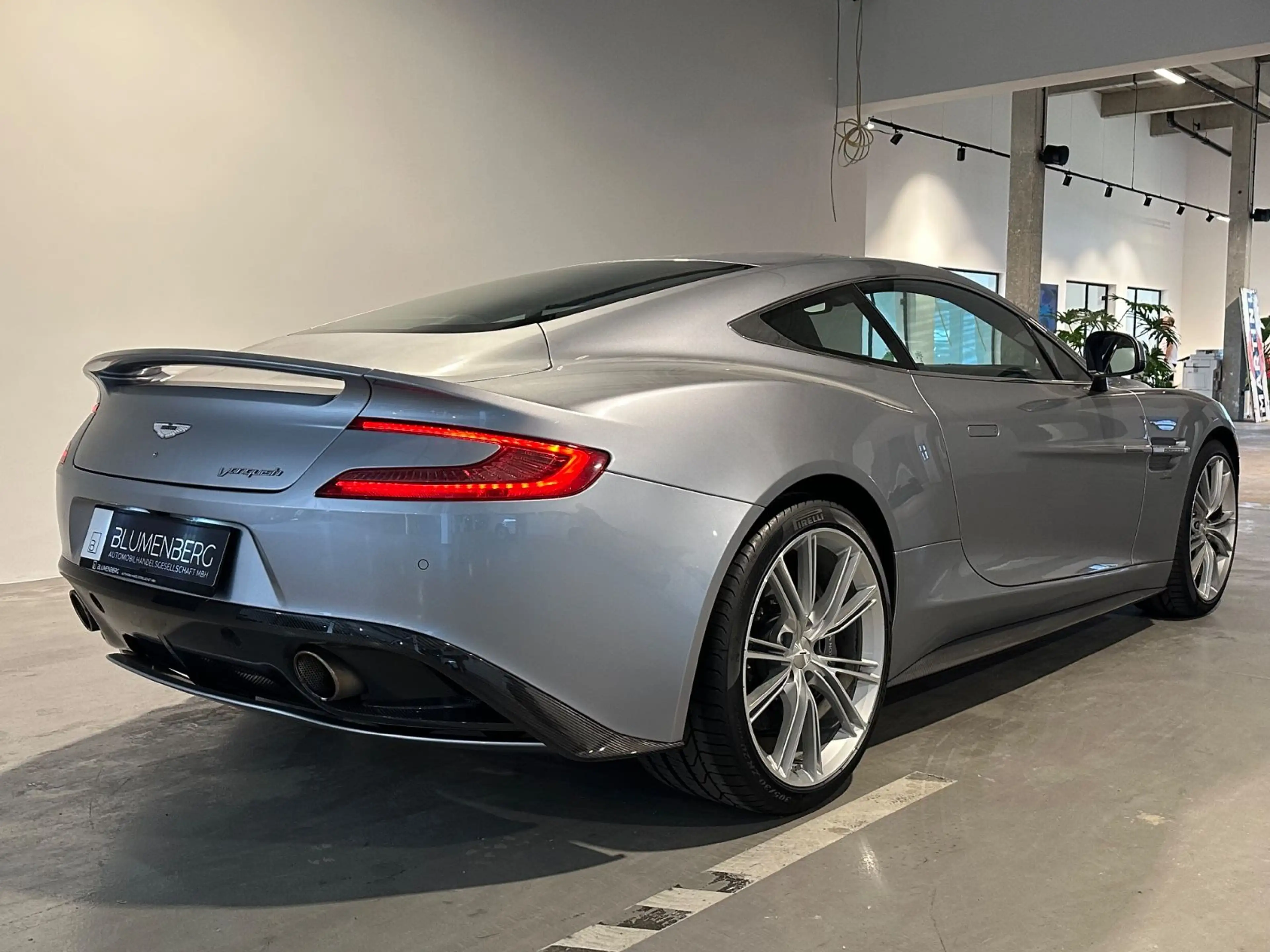 Aston Martin Vanquish V12 *Skyfall Silver,B&O,Carbon,Keramik* — photo 3