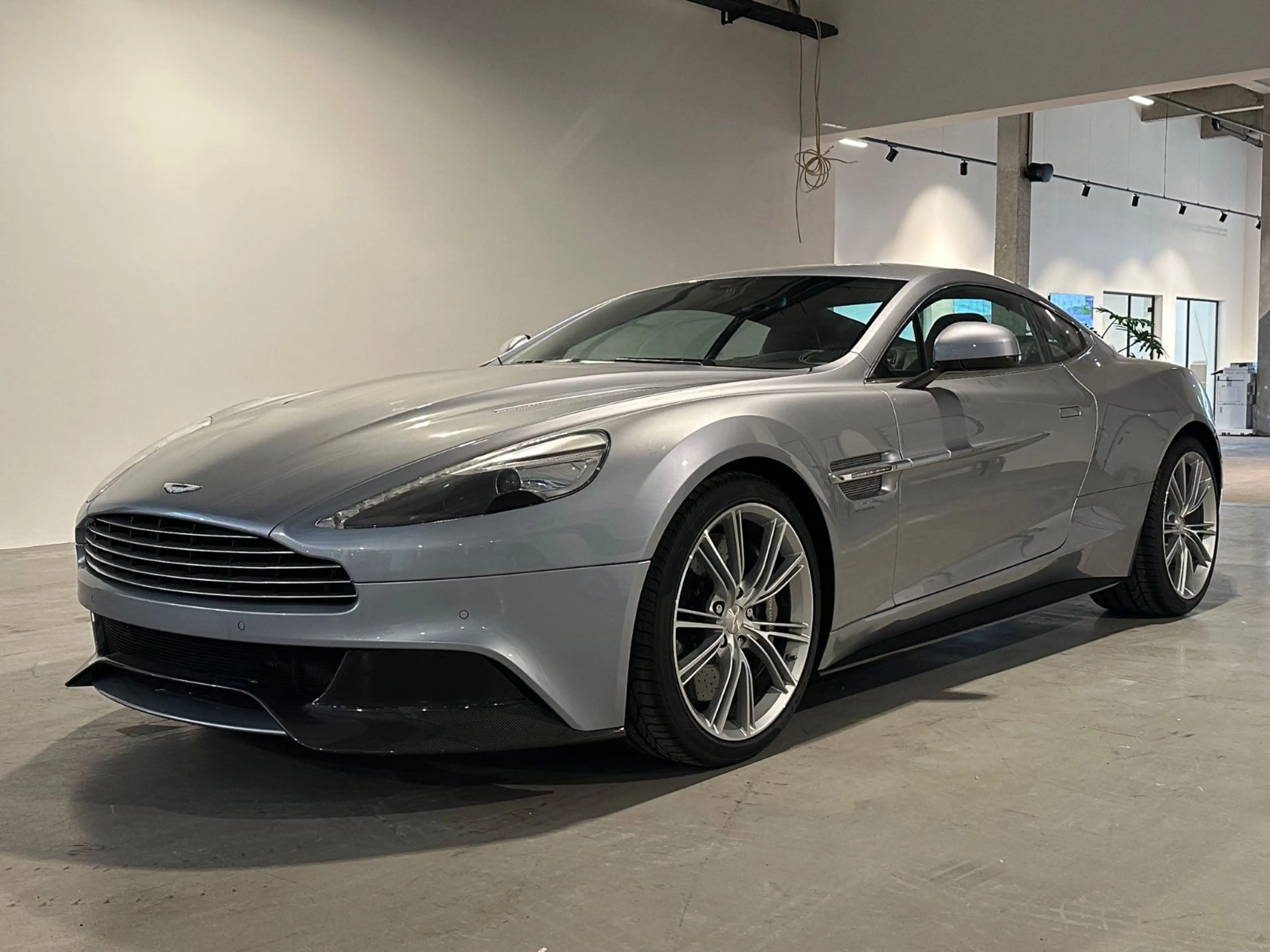Aston Martin Vanquish V12 *Skyfall Silver,B&O,Carbon,Keramik* — photo 7