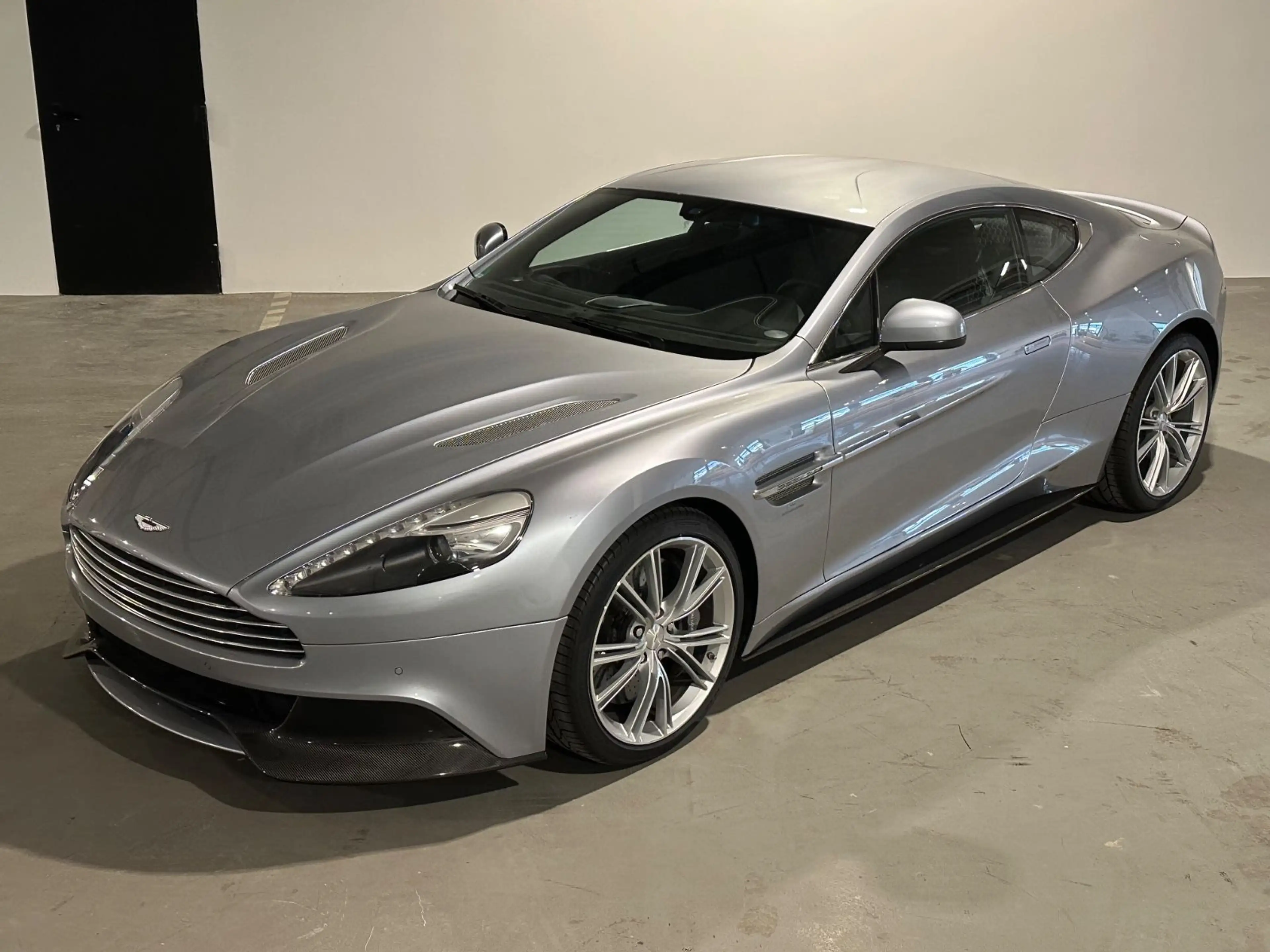 Aston Martin Vanquish V12 *Skyfall Silver,B&O,Carbon,Keramik* — photo 5