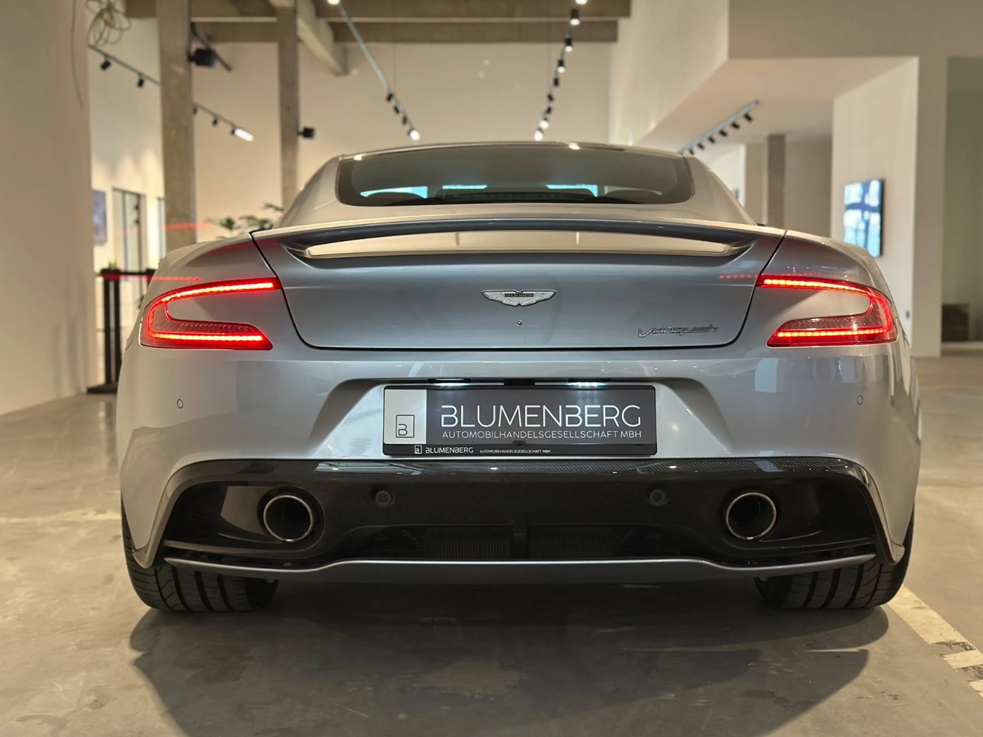 Aston Martin Vanquish V12 *Skyfall Silver,B&O,Carbon,Keramik* — photo 10