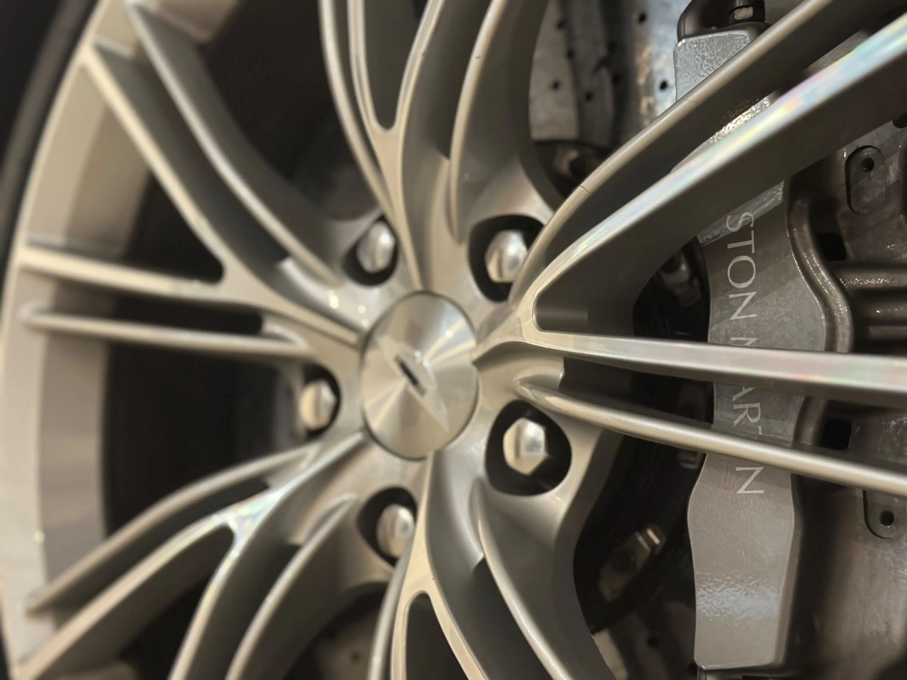 Aston Martin Vanquish V12 *Skyfall Silver,B&O,Carbon,Keramik* — photo 11