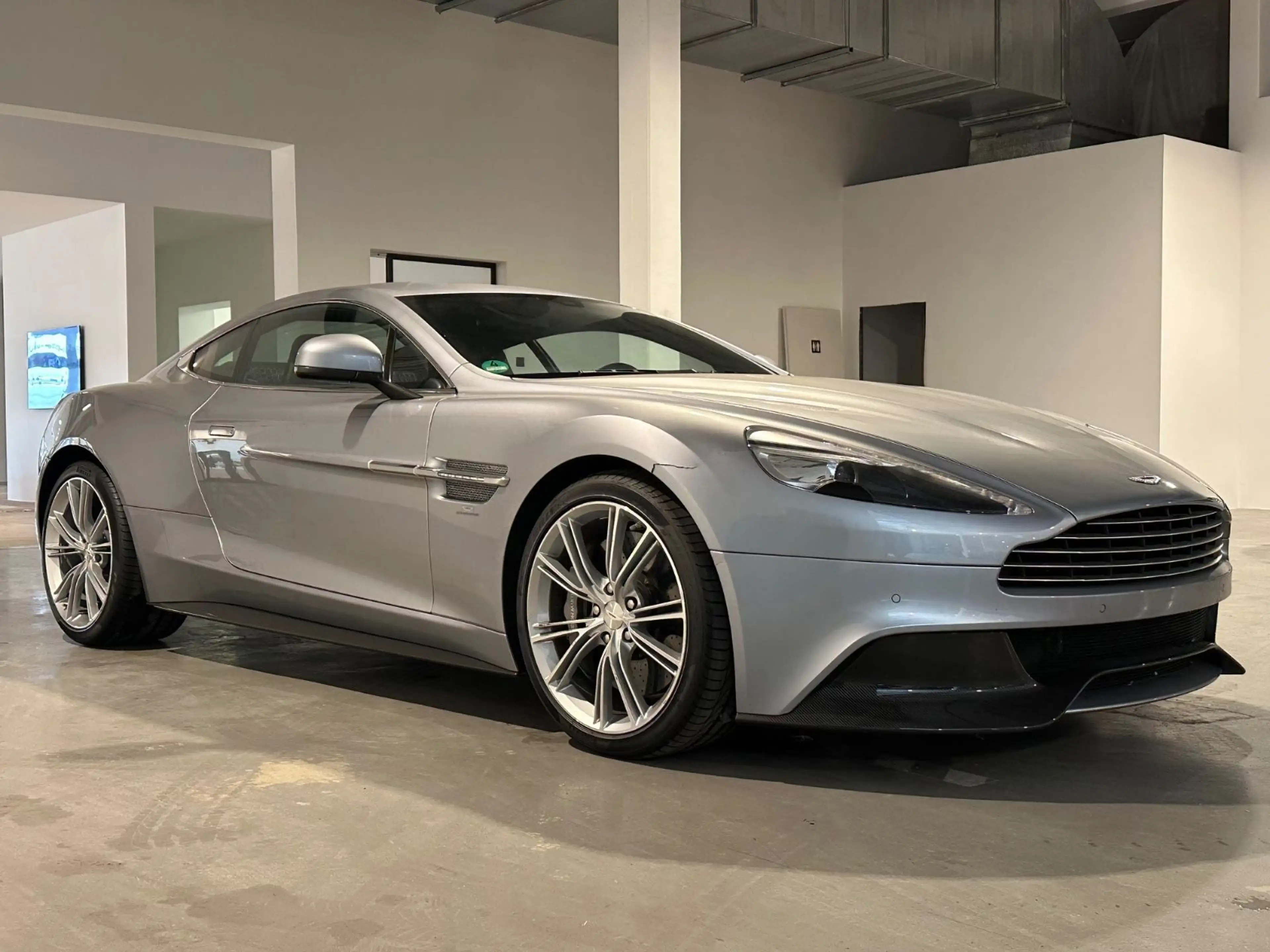 Aston Martin Vanquish V12 *Skyfall Silver,B&O,Carbon,Keramik* — photo 6