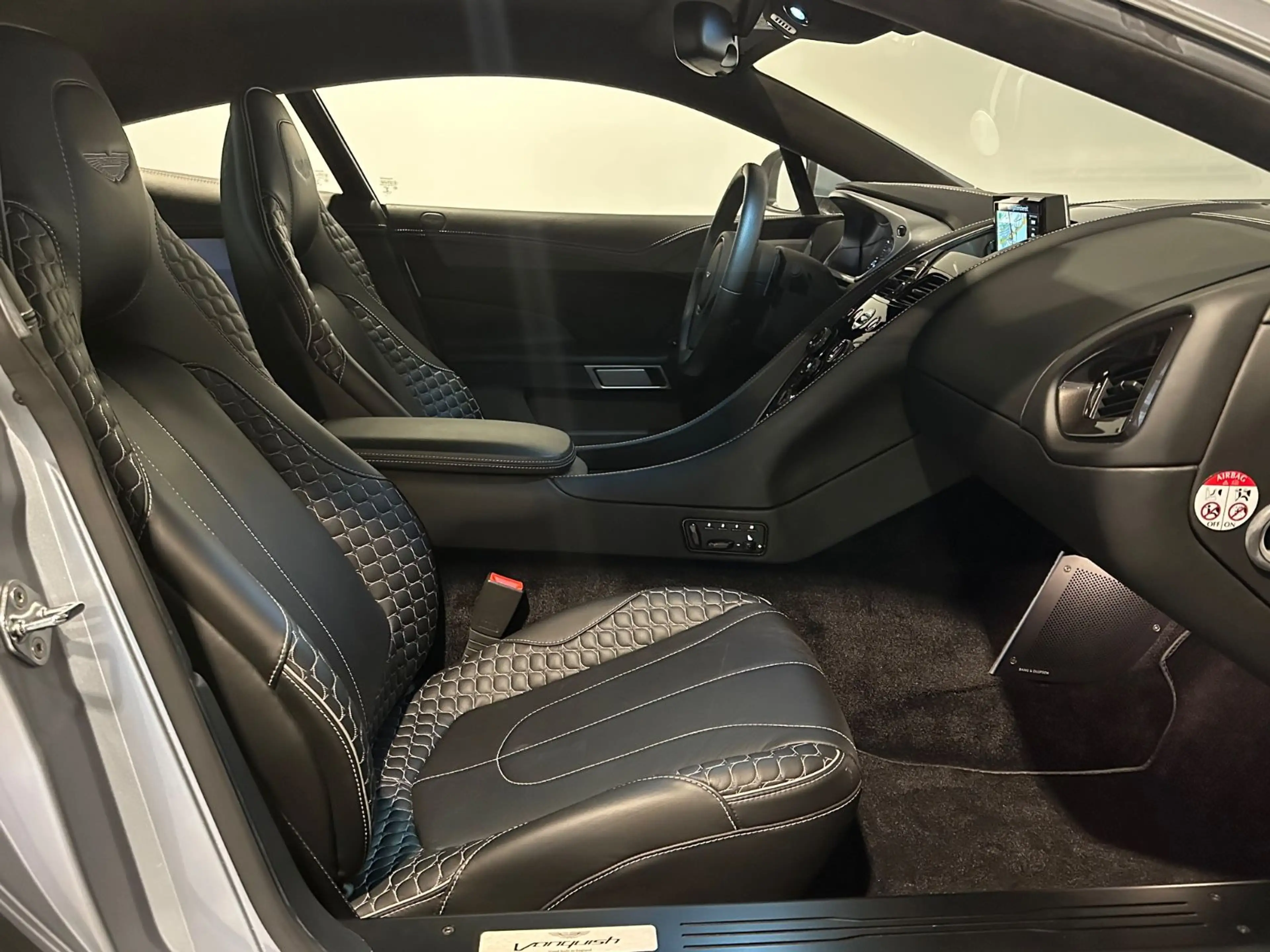 Aston Martin Vanquish V12 *Skyfall Silver,B&O,Carbon,Keramik* — photo 13