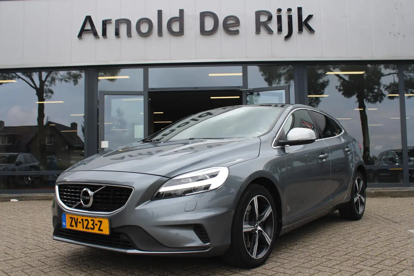 Volvo V40 1.5 T3 Polar+ Sport Grijs - 1
