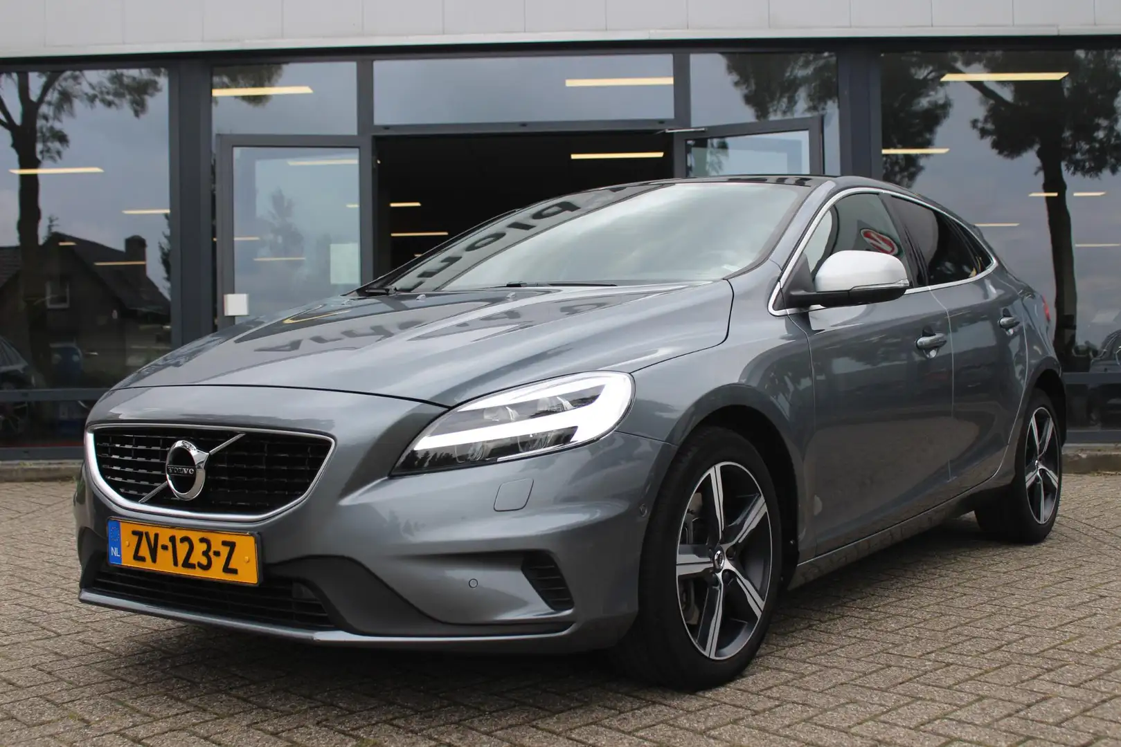 Volvo V40 1.5 T3 Polar+ Sport Grijs - 2